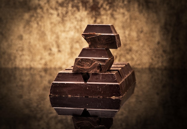 Bloc et morceaux de chocolat noir sur fond de marbre