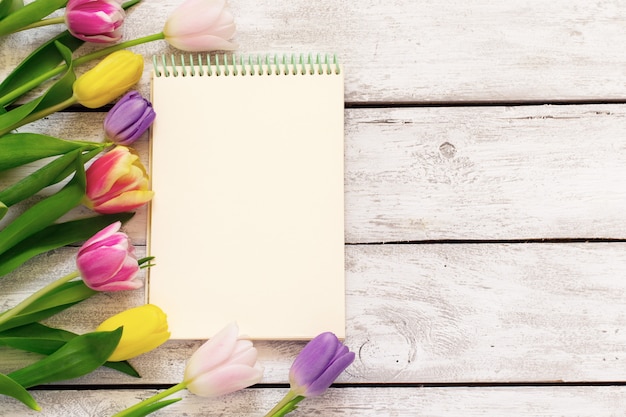 Bloc-notes, beaux tulipes et œufs de caille, concept de printemps, teinté