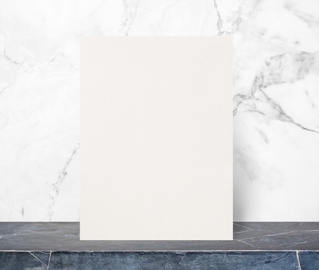 Bloc-notes blanc Eco papier sur le dessus de table en pierre noire au mur de pierre de marbre blanc, modèle simulacre pour ajouter votre conception.
