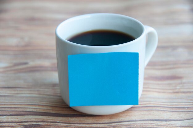 Bloc-notes bleu blanc coller sur une tasse de café avec un espace personnalisable pour le texte ou les idées Copier le concept d'espace