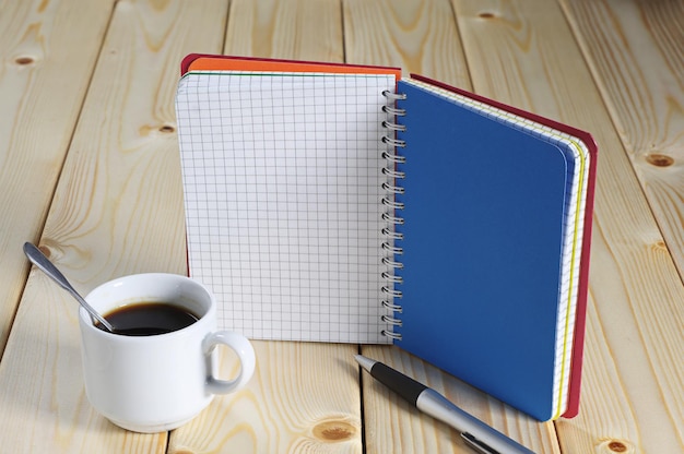 Bloc-notes, café et stylo