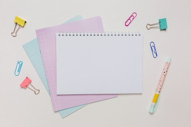 Bloc-notes, cahier et stylo sur le bureau. Maquette dans le bureau de l'espace de copie sur fond blanc. Retour à l'école