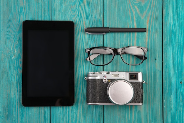 Photo bloc-notes caméra lunettes et stylo