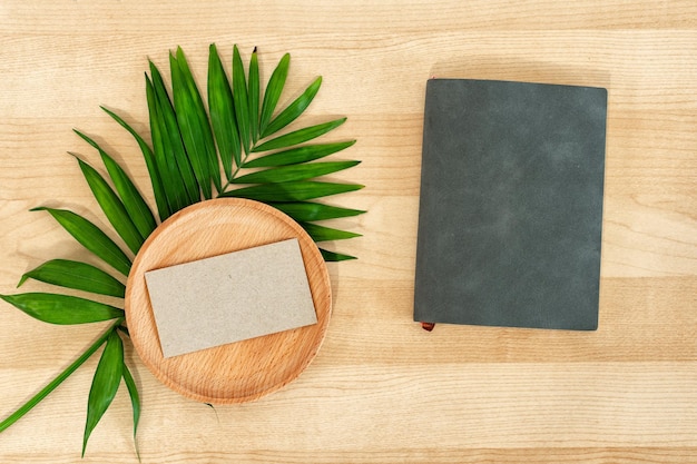 Bloc-notes de carte de visite vierge sur un bureau en bois