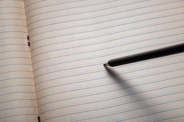 Bloc-notes de conférence record d'écriture de crayon dans le livre blanc vide