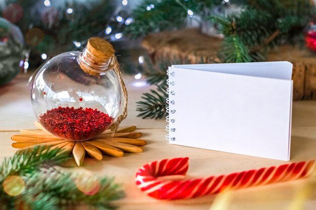 Bloc-notes jouets canne sous l'arbre de Noël à la veille de Noël fête de Noël décorée à la maison