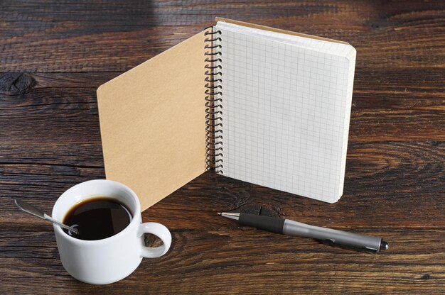 Sur un bloc-notes de lignes de table avec un stylo. Photo conceptuelle. Il y a un espace pour votre texte