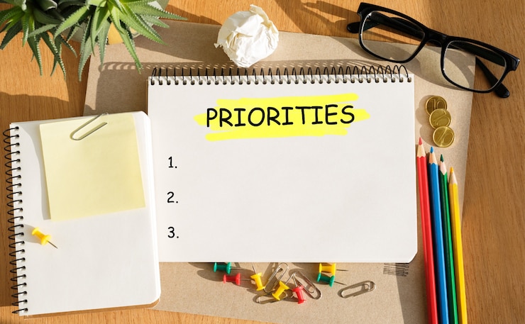 Photo bloc-notes avec outils et notes sur les priorités