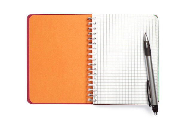 Bloc-notes ouvert et stylo sur fond blanc