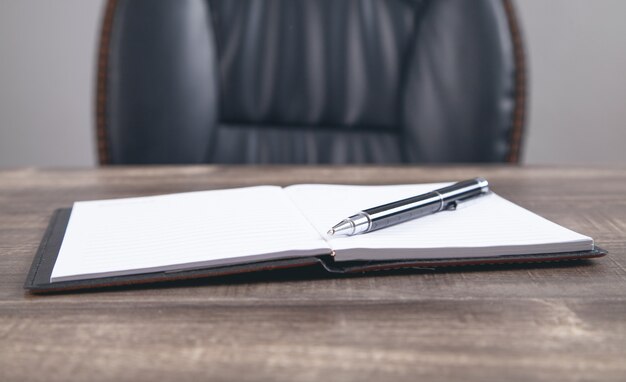 Bloc-notes et stylo sur le bureau.