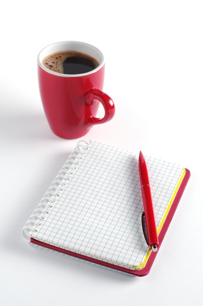 Bloc-notes et stylo avec café