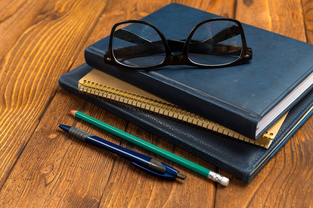 Bloc-notes sur table en bois de bureau