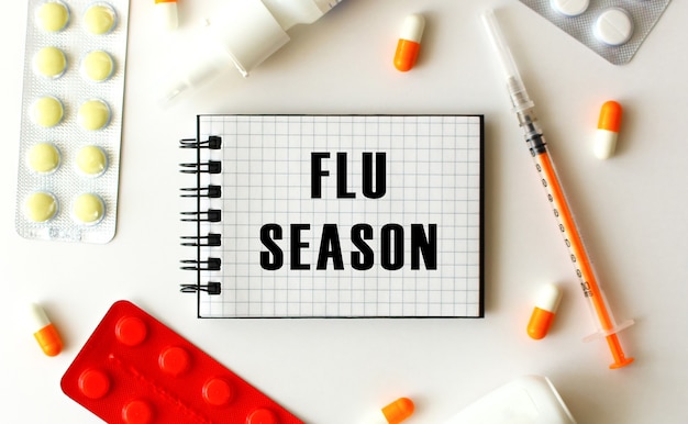 Bloc-notes avec texte FLU SEASON on white