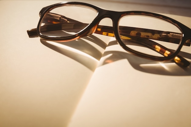 Bloc-notes vide avec des lunettes de lecture