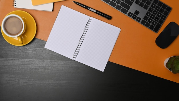 Bloc-notes vide et tasse à café sur un espace de travail élégant.