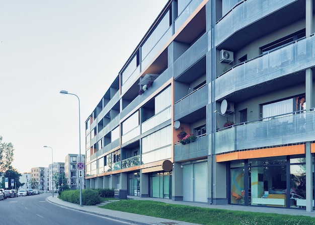 Bloc de nouvel immeuble résidentiel d'appartements