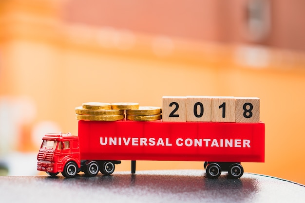 Bloc de numéro en bois 2018 sur le conteneur de camion en utilisant pour le concept de logistique et en comptant la fin de l&#39;année et