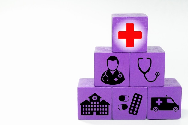 Un bloc violet avec une croix rouge et une boîte avec une photo d'un médecin dessus Medical Concept