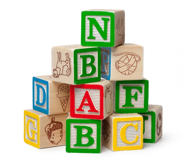 Blocs d'alphabet en bois isolés sur fond blanc