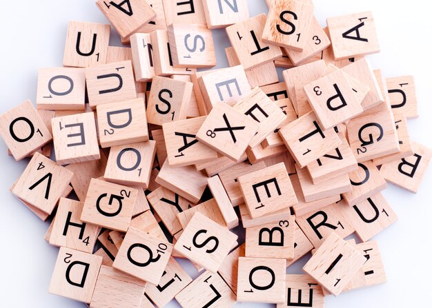 Blocs d'alphabet en bois sur tableau blanc