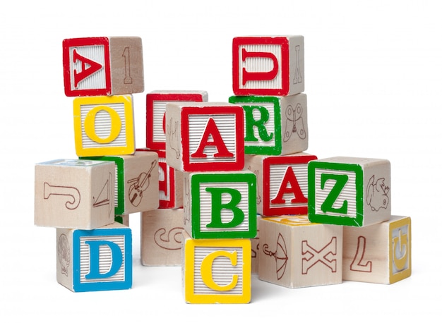 Photo blocs d'alphabet coloré empilés dans un désordre isolé sur blanc