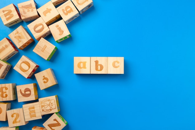 Blocs en bois alphabet coloré, plat poser, vue de dessus.