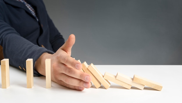 Photo blocs de bois à angle élevé sur le bureau