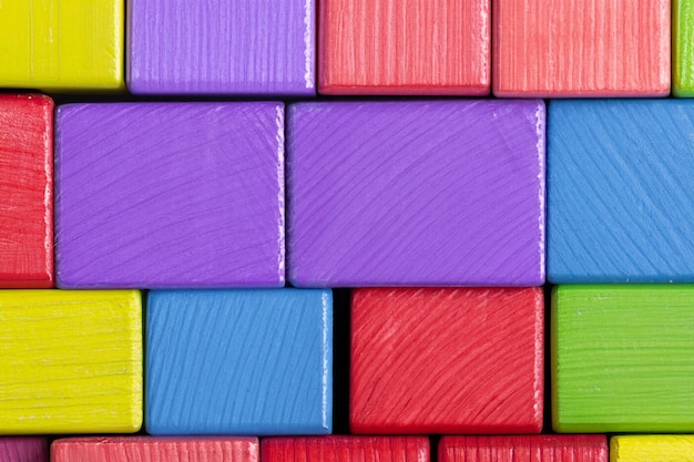 Blocs de bois colorés alignés Format large édité à la main ai généré