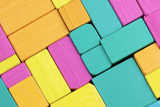 Photo blocs de bois colorés alignés format large édité à la main ai généré