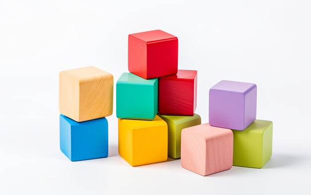 Des blocs de bois colorés jouet sur fond blanc