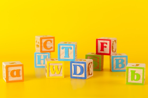 Photo blocs de bois colorés avec des lettres