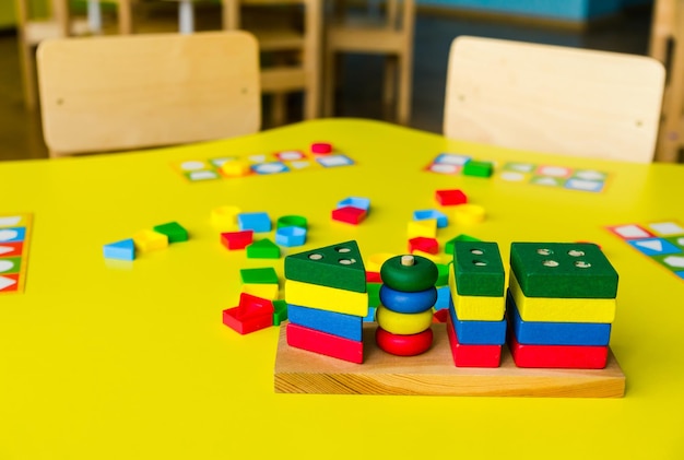 Blocs de bois colorés sur table jaune Jouets créatifs Blocs de construction pour enfants