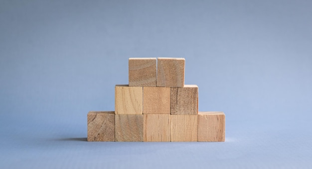 Blocs de bois sur fond bleu