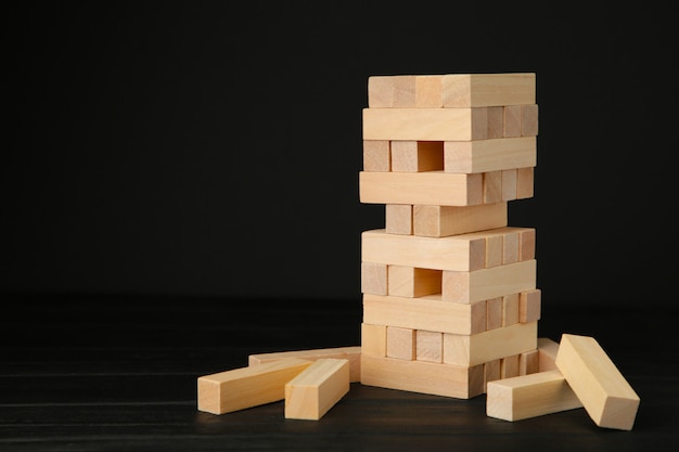 Blocs de bois sur fond noir. La tour