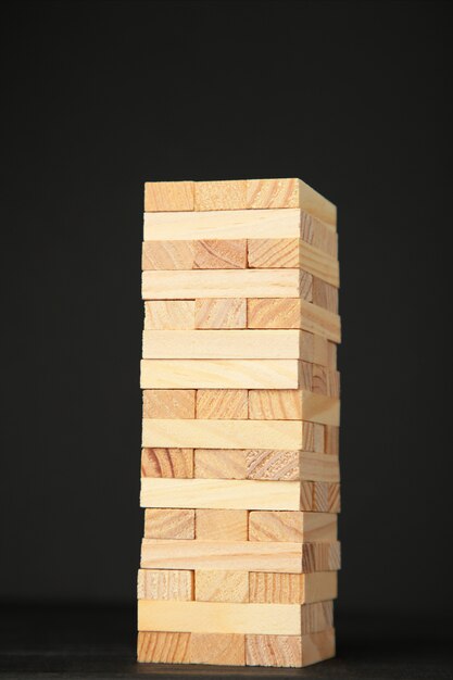 Blocs de bois sur fond noir.