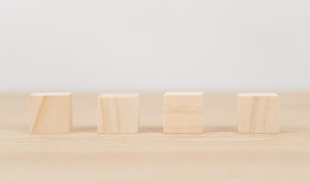 Blocs de bois isolés sur blanc