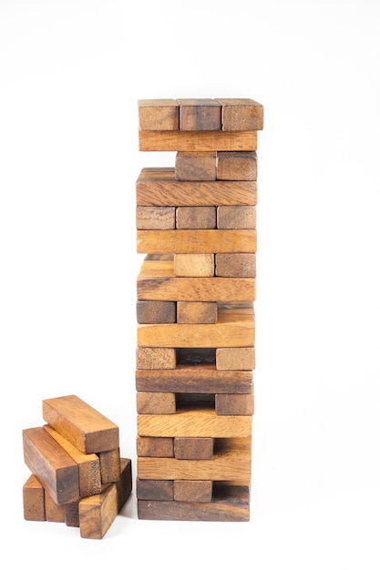 Blocs de bois, jeu JENGA sur fond blanc