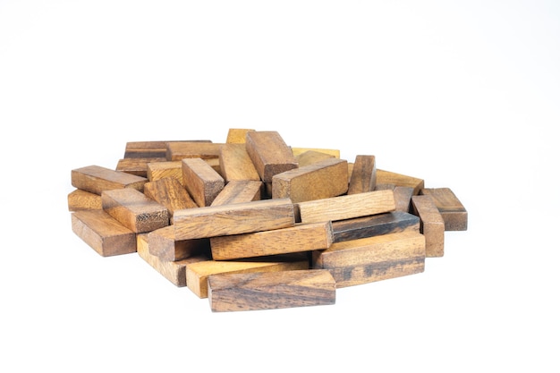 Blocs de bois, jeu JENGA sur fond blanc