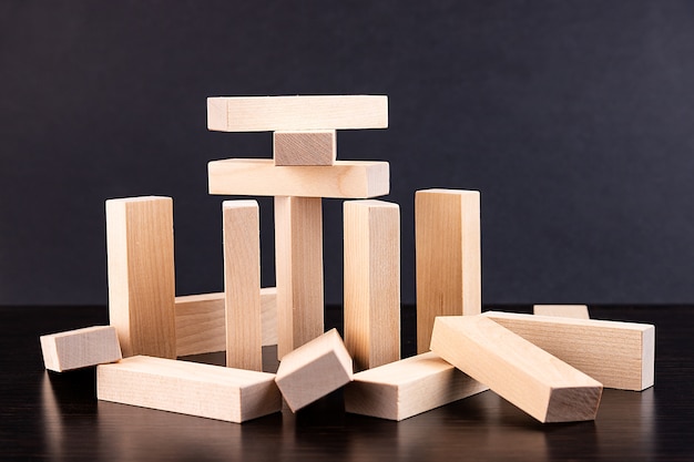 Photo blocs de bois sur un jeu de stratégie sombre comme un plan d'affaires pour le travail d'équipe