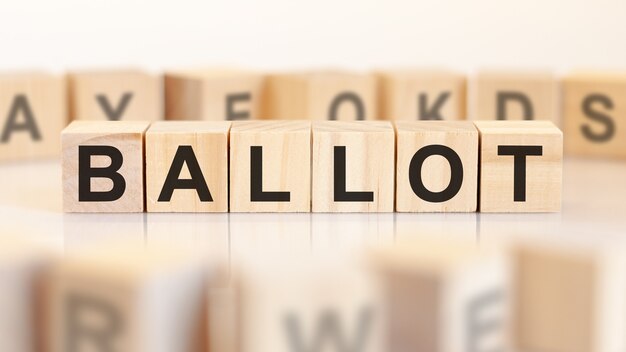 Blocs de bois jouet avec bulletin de lettres sur une table avec fond clair, mise au point sélective. blocs de jouets avec des lettres autour. mise au point sélective