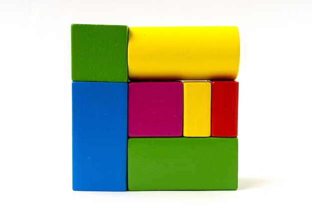 Blocs de bois jouet multicolore isolés sur fond blanc.