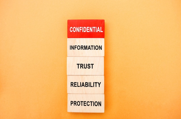 Blocs de bois avec les mots Confidential Information trust fiabilité protection Non public