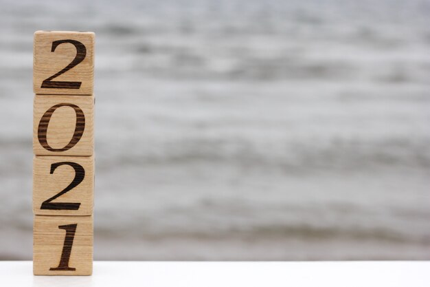 Des blocs de bois avec les numéros 2021 se tiennent les uns sur les autres