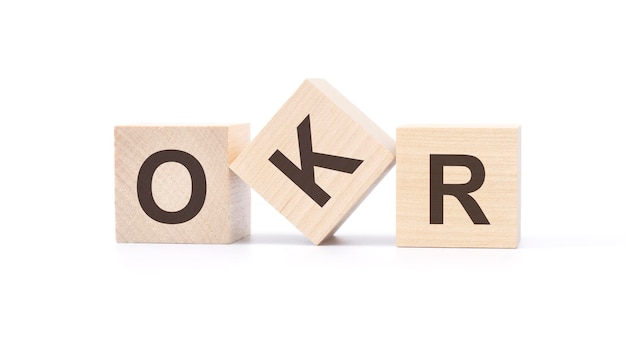 Blocs de bois Okr avec vue de dessus de lettres sur fond blanc