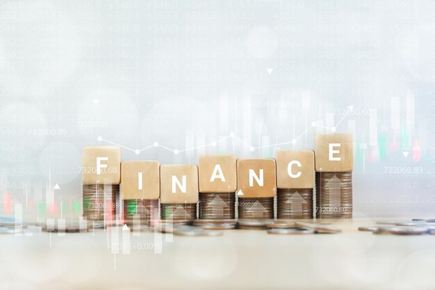 Photo blocs de bois sur une pile de pièces d'argent avec un tableau commercial des finances concept financier et croissance des actions affaire d'investissement financier