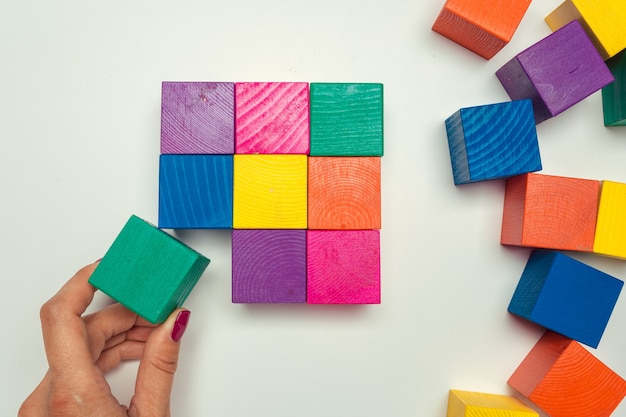 blocs de bois sur la table