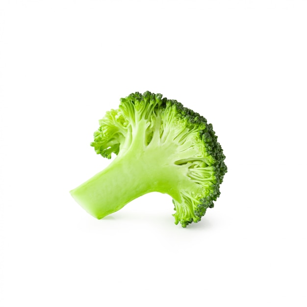 Blocs de brocoli frais pour la cuisson isolé sur fond blanc.