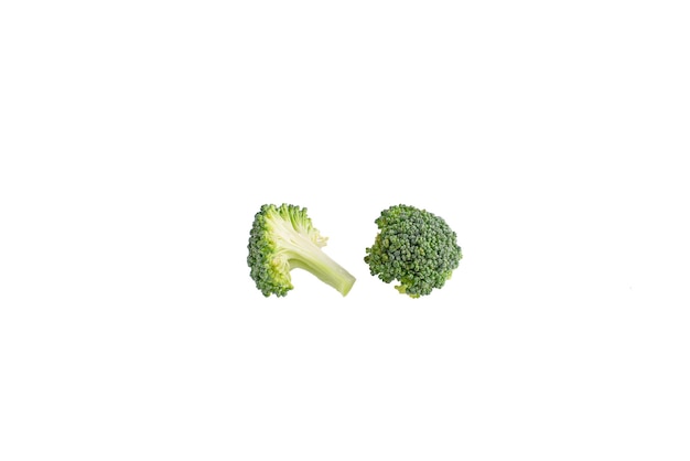 Blocs de brocoli frais pour la cuisson isolés sur fond blanc.