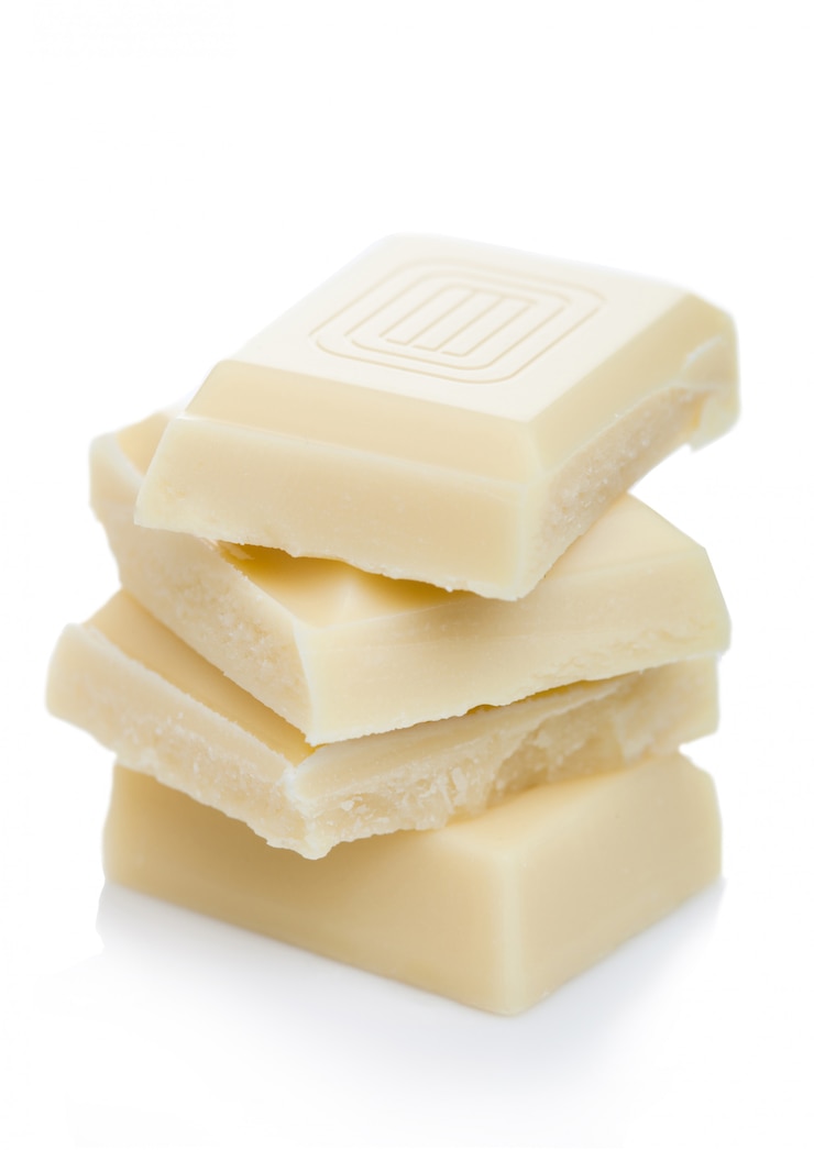 Photo blocs de chocolat blanc isolés sur blanc.