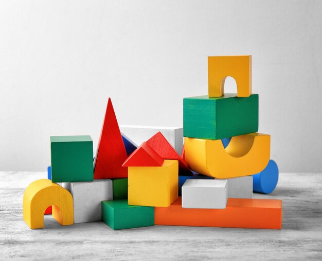 Blocs colorés pour la maternelle sur table